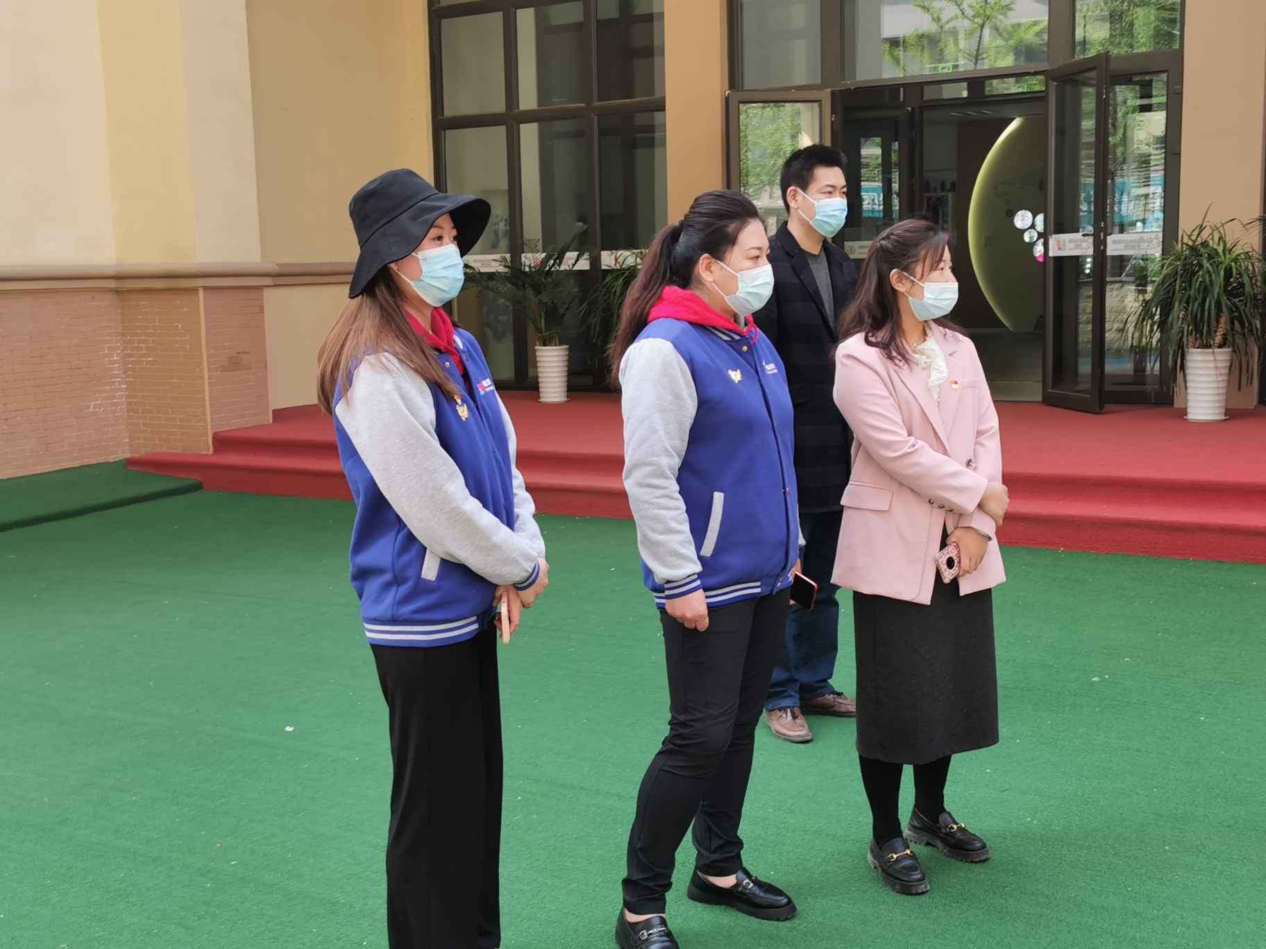 “大手牵小手，我与党员交朋友”——党员参观活动
